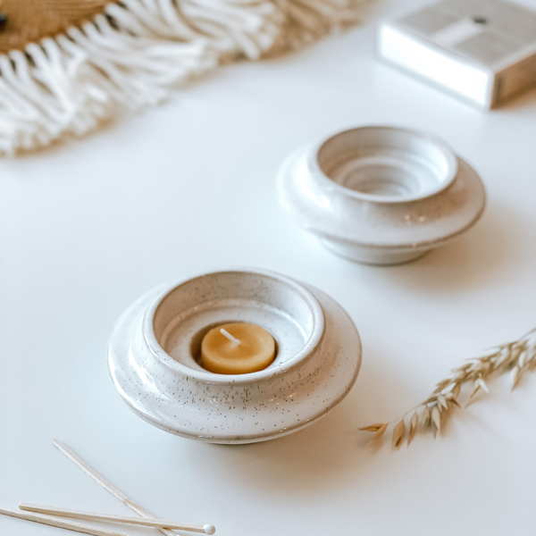 Stonware candle holder with a beeswax tealight 